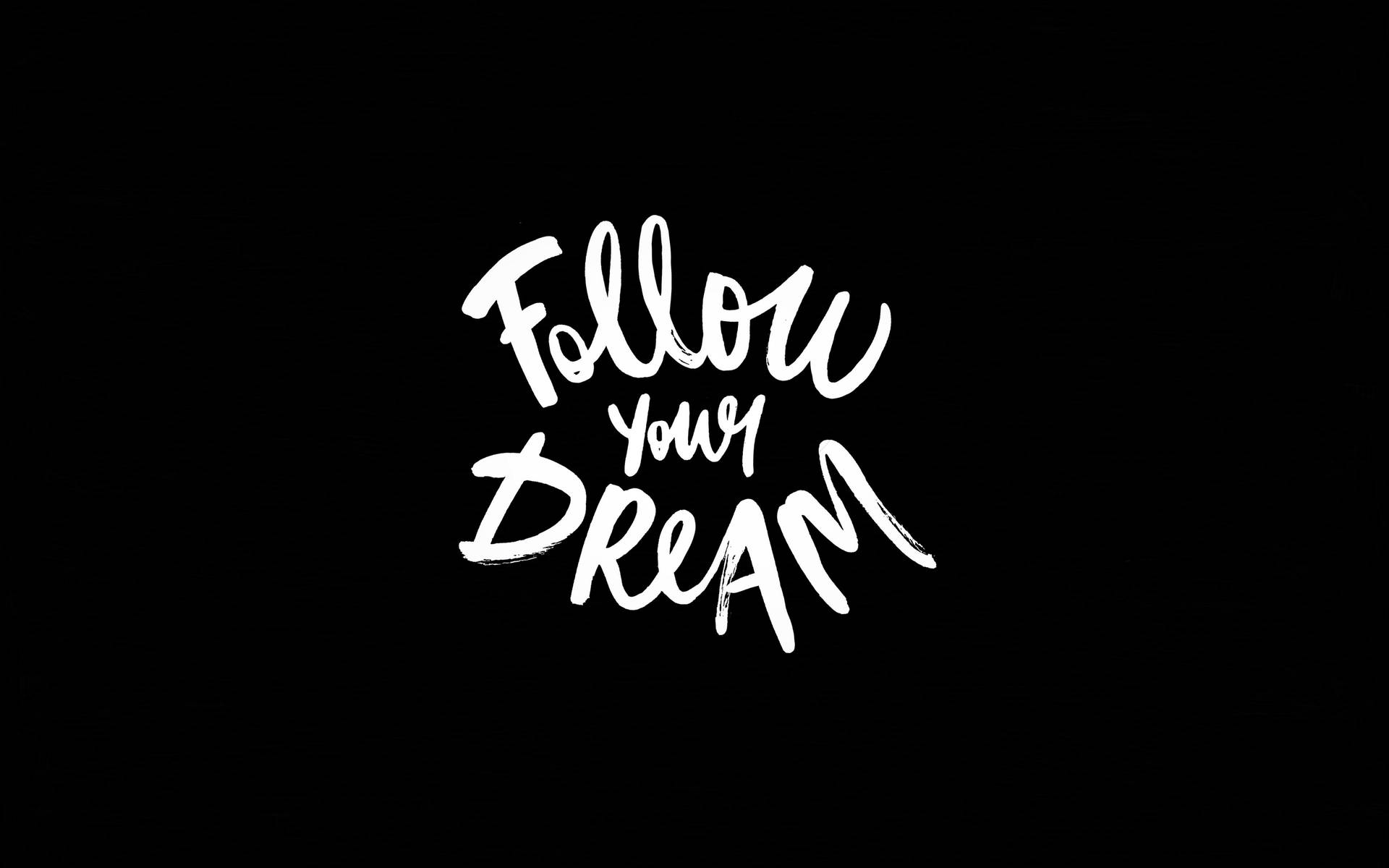 黑色背景上寫有「Follow your DREAM」的白色手寫文字。