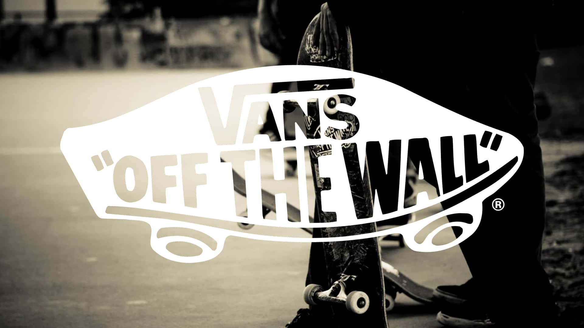 一個帶有 Vans Off The Wall 標誌的棕褐色調滑板。