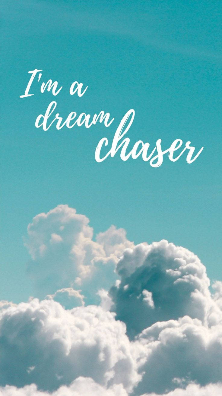 藍綠色天空，有蓬鬆的白雲和白色手寫文字寫著「I'm a dream chaser」。