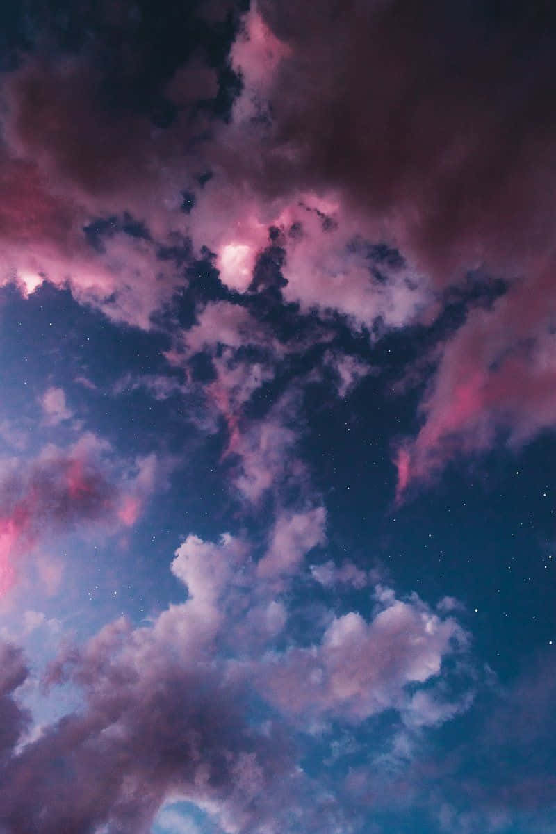暮色中帶有粉紫色雲彩的星空