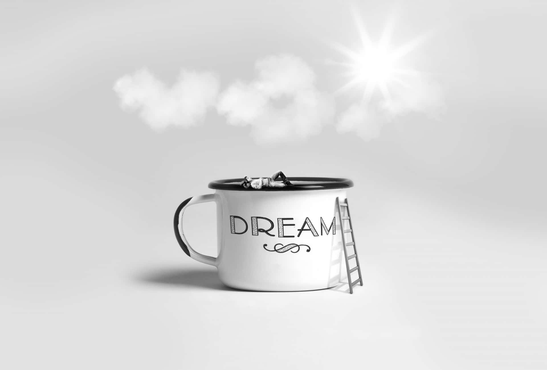 追隨您的夢想 壁紙 — 一個白色琺瑯杯上標有「DREAM」，裡面有一個正在睡覺的人物，一把梯子通向陽光明媚、有雲的天空。