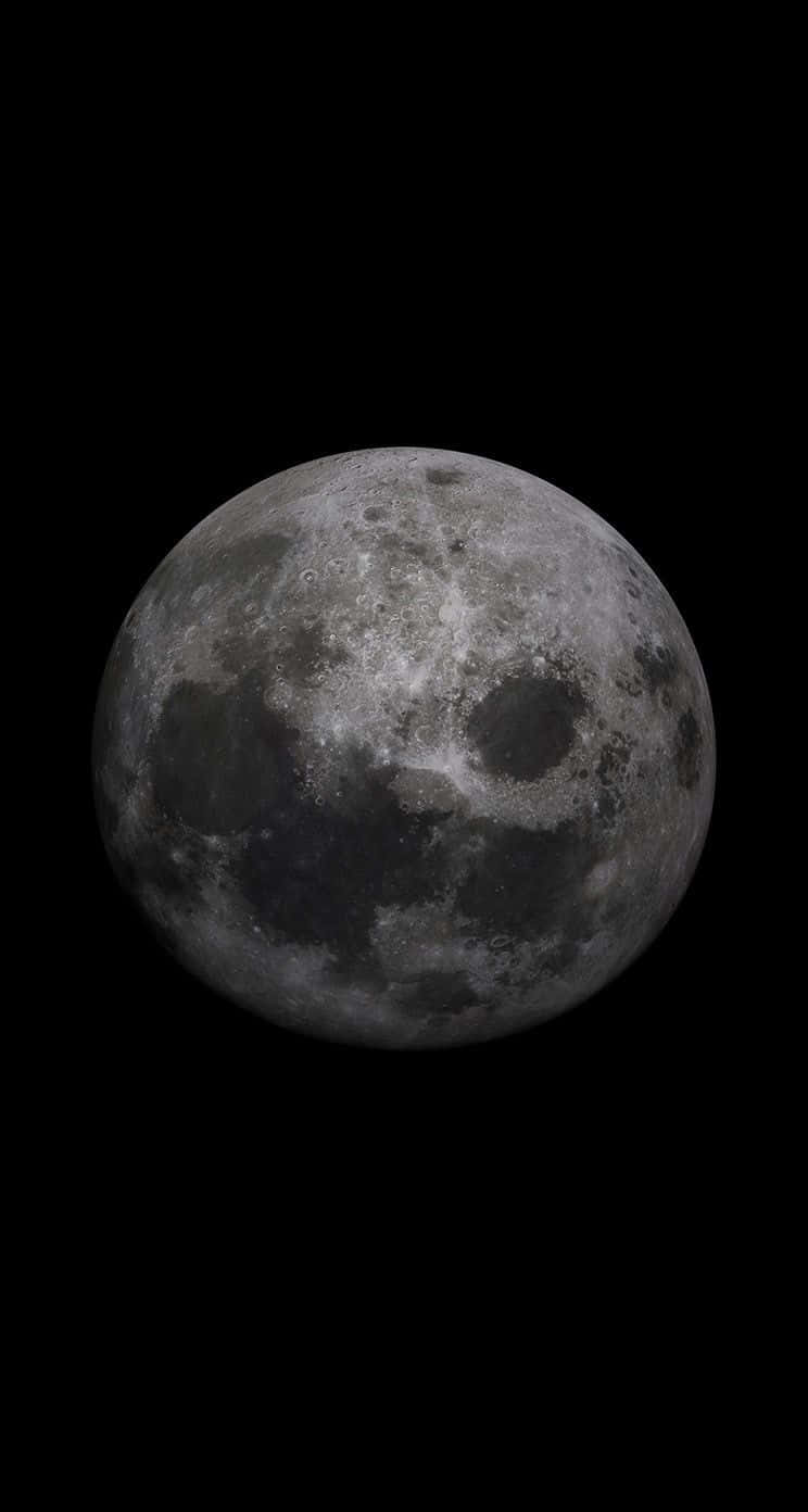 追隨月光，擁抱這款獨特的月光iPhone 壁紙 — 一個詳細的滿月，帶有隕石坑和月海，在漆黑的天空中柔和發光。