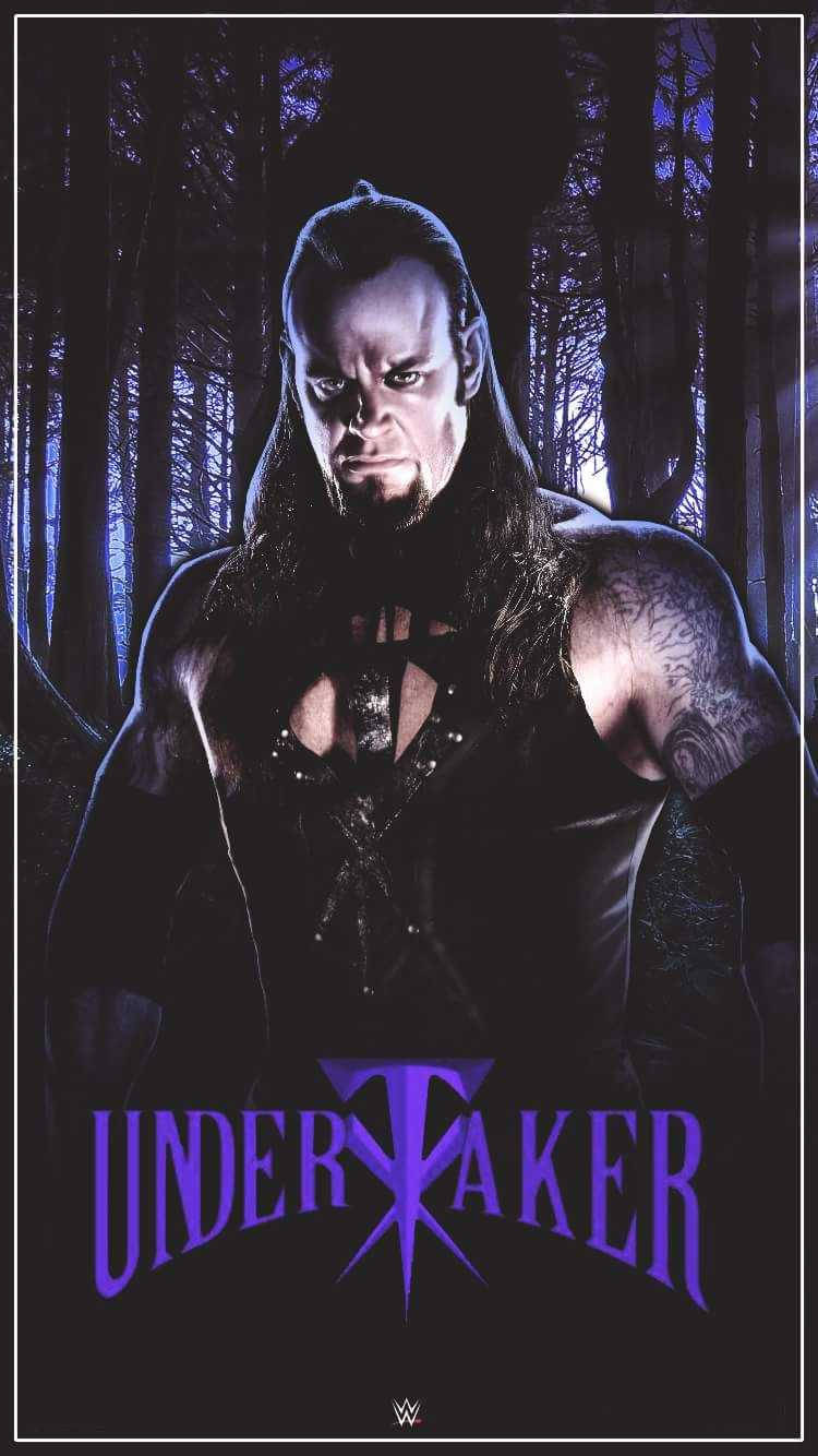 送葬者森林 壁紙 — The Undertaker 在黑暗的森林中威嚇地站立，帶有紫色燈光和他的標誌性標誌在下方。