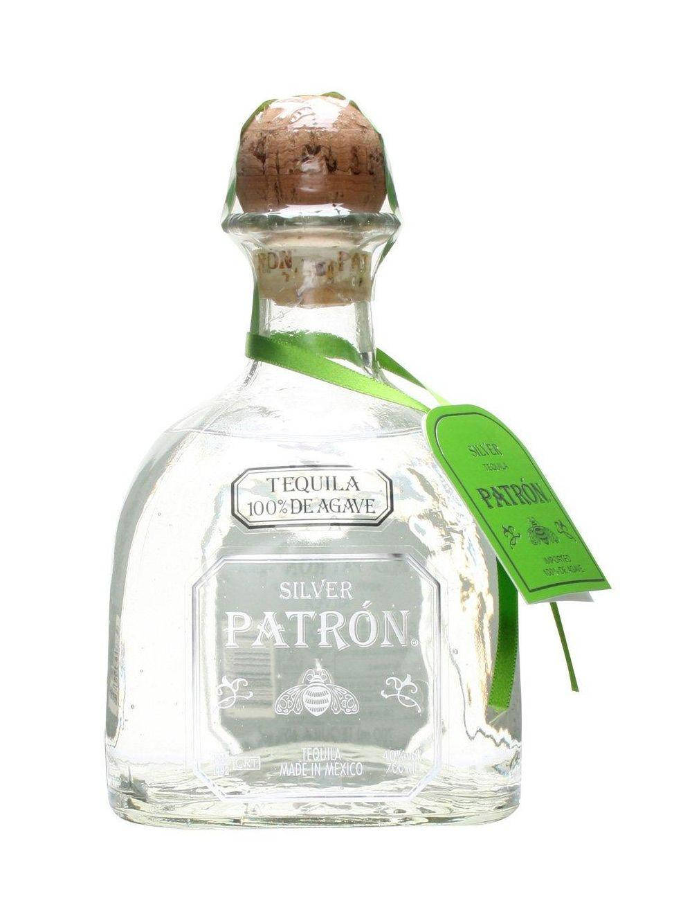 一個帶有綠色絲帶和軟木塞的透明Patron Silver Tequila瓶。