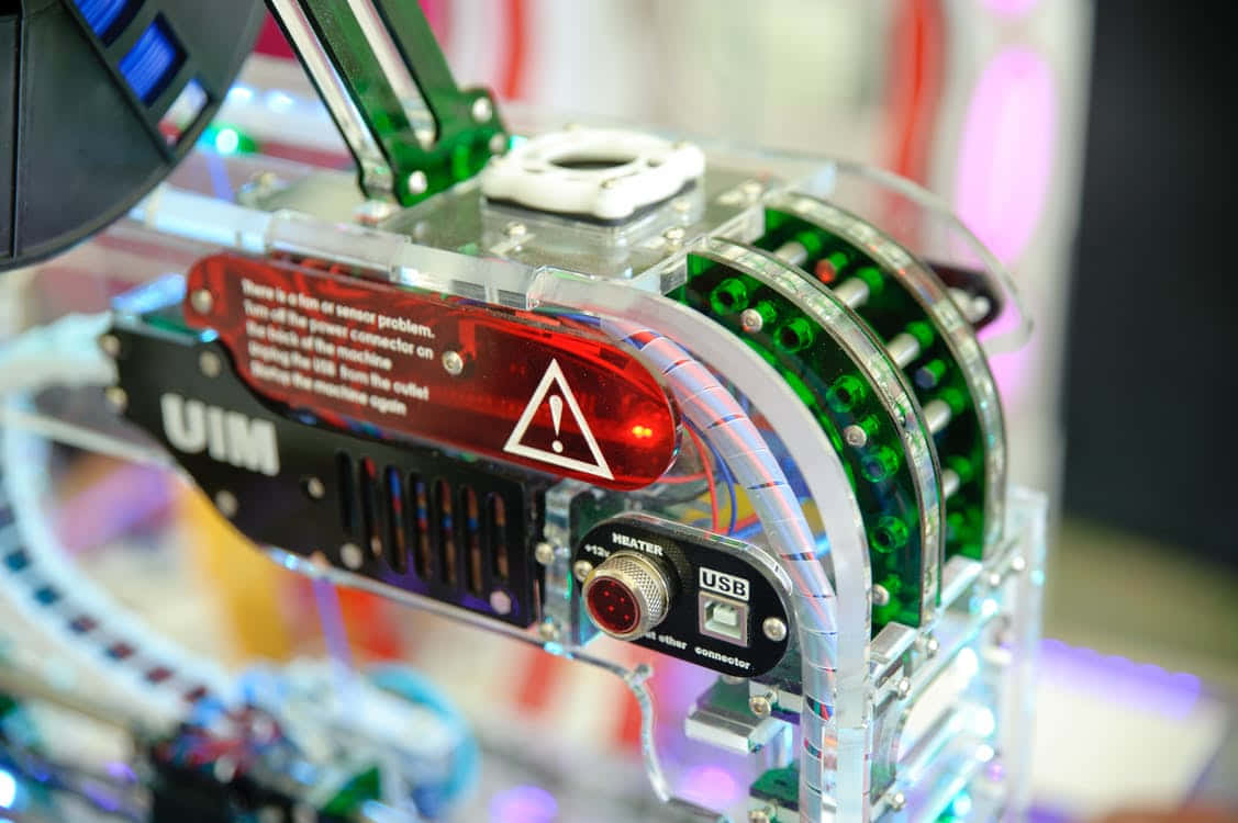 Electronics 桌布 壁紙 — 透明3D打印機的特寫，帶有發光的綠色管子和紅色警告燈，顯示內部機制。
