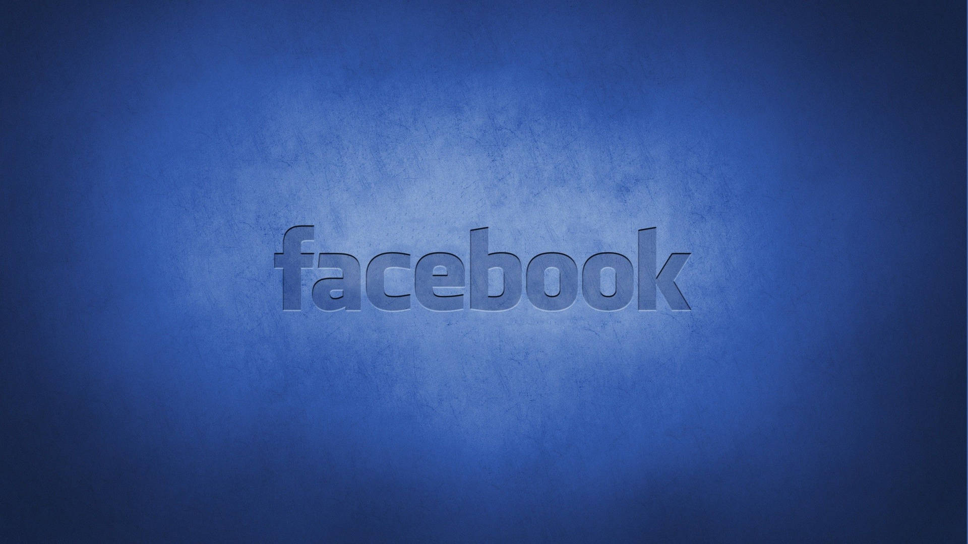 Facebook 標誌以金屬字體顯示於帶紋理的藍色背景上。