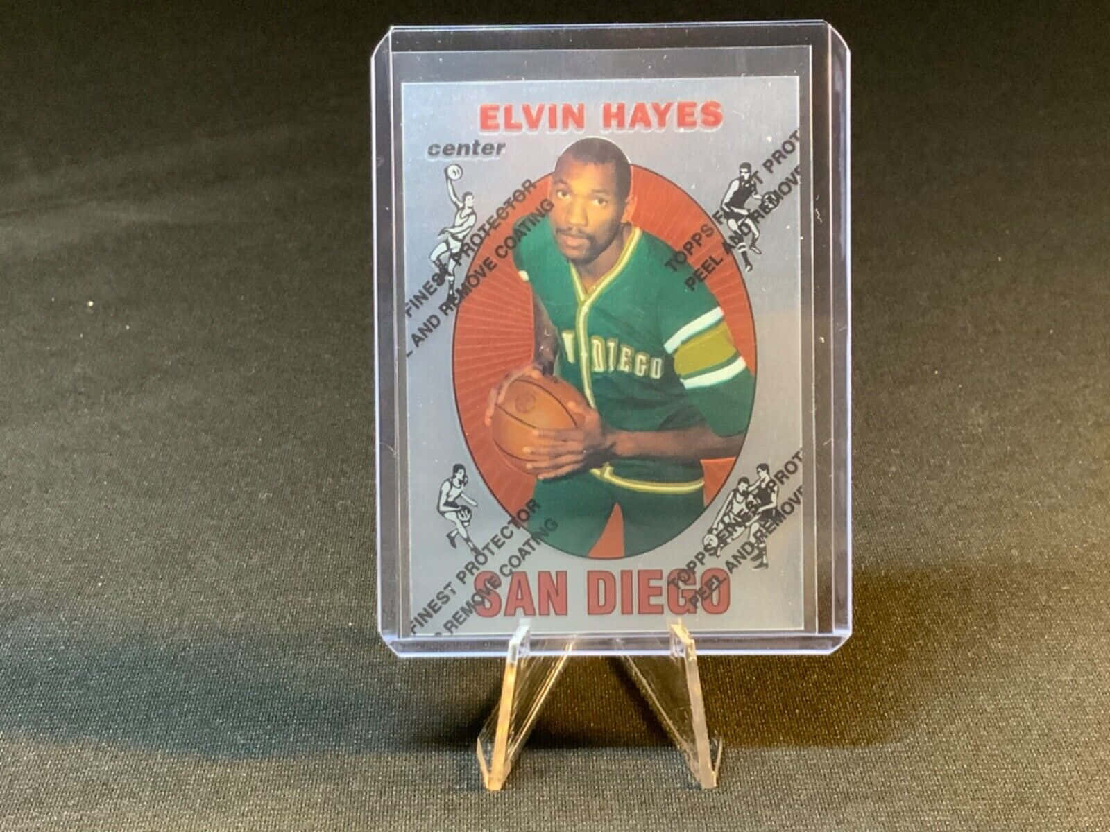 復古 Elvin Hayes 籃球交易卡，置於保護盒中展示。