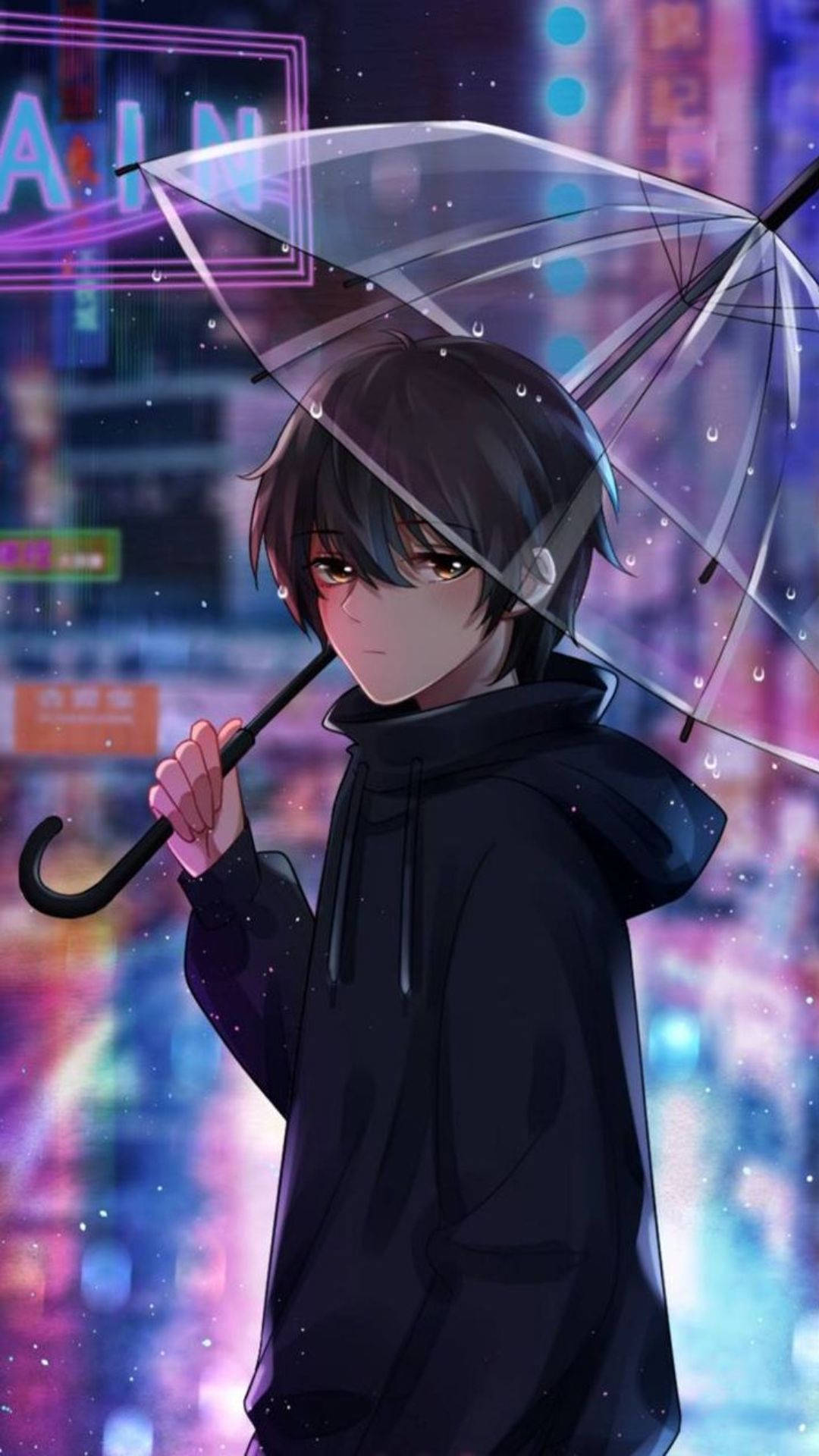 透明雨傘動漫男孩憂傷美學 壁紙 — 一個穿著黑色連帽衫的年輕動漫男孩，在夜晚充滿活力的霓虹燈城市景觀中撐著透明雨傘。