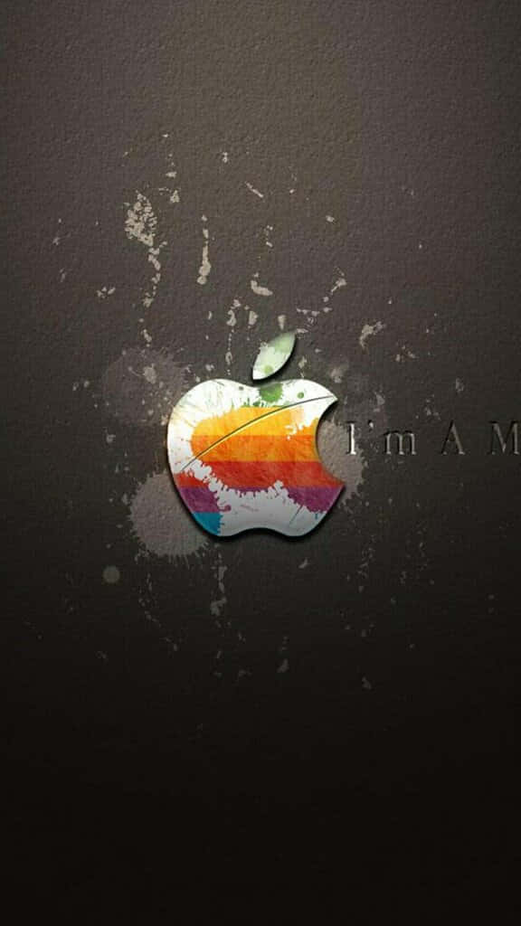 在帶有塗鴉的深色紋理牆壁上，彩色Apple標誌配上彩虹顏料。