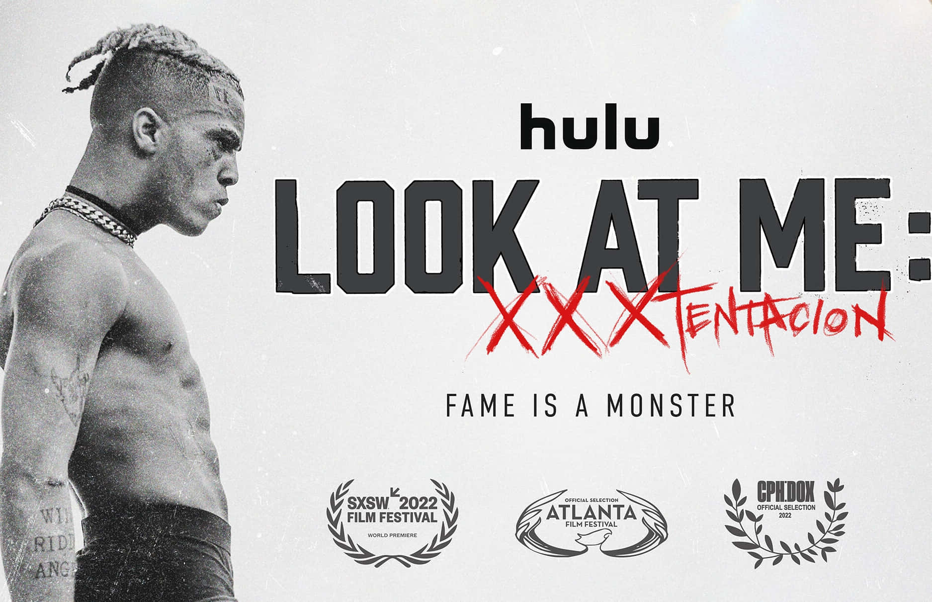Hulu《Look At Me: XXXTENTACION》的黑白宣傳海報，赤裸上身的男子和粗體文字。
