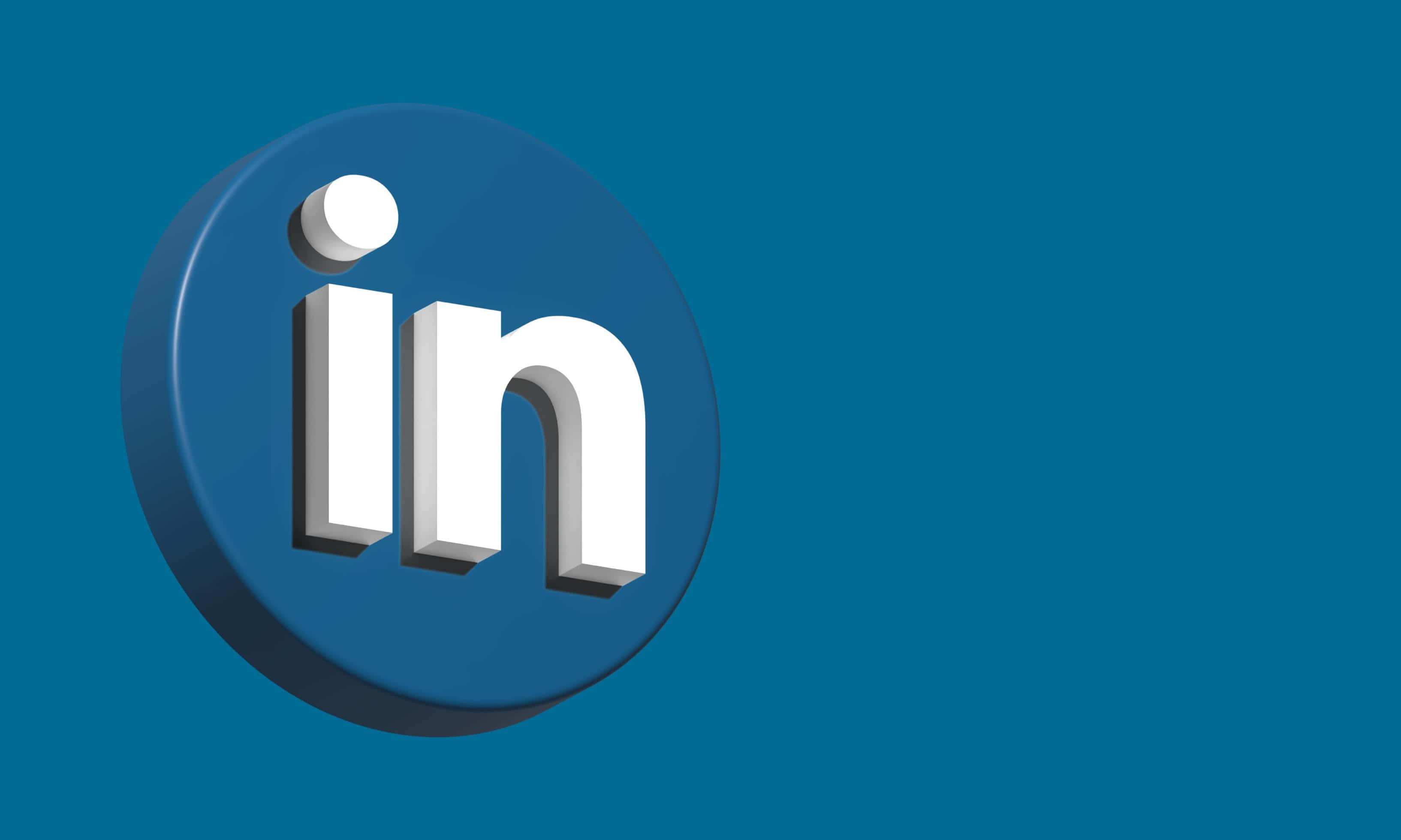 透過 LinkedIn 建立更明智的聯繫 壁紙 — 一個3D渲染的LinkedIn標誌，白色字母位於藍色圓形按鈕上，背景為純青色。