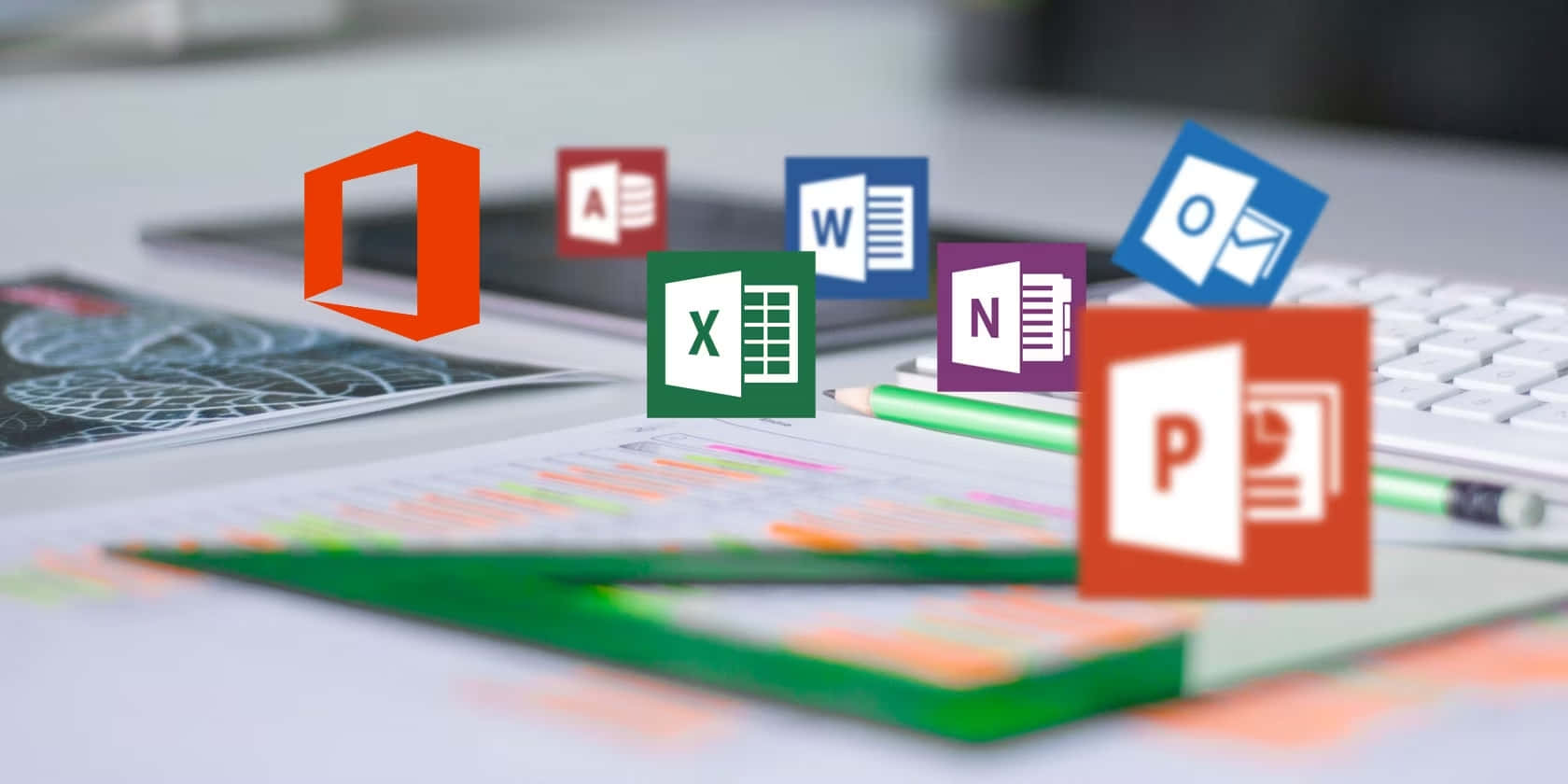 透過 Office 365 增強團隊協作 壁紙 — 浮動的 Microsoft Office 應用程式圖示懸浮在一個雜亂的辦公桌上，上面有紙張、筆和鍵盤。