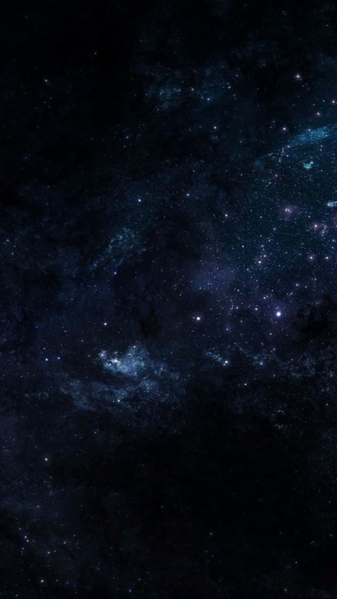 廣闊黑暗空間，充滿星星和發光藍色星雲。