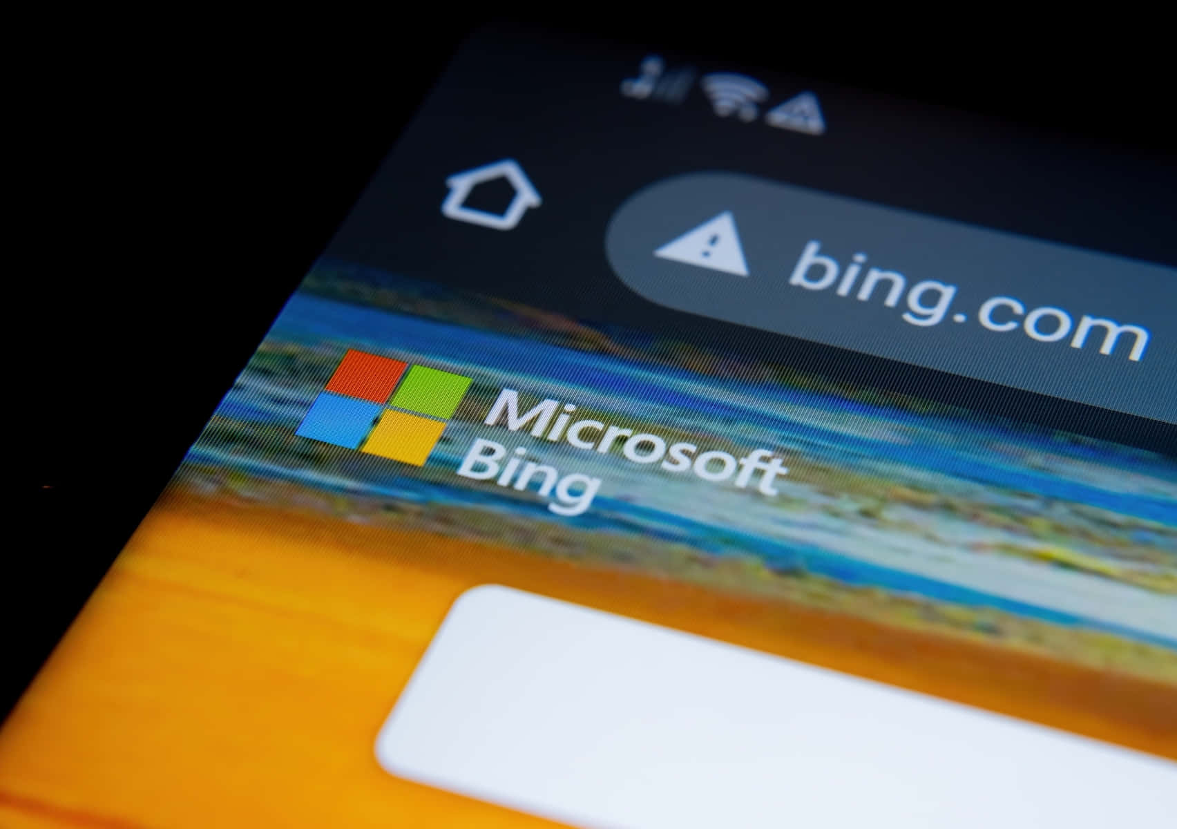智能手機顯示帶有抽象背景的 Microsoft Bing 主頁。
