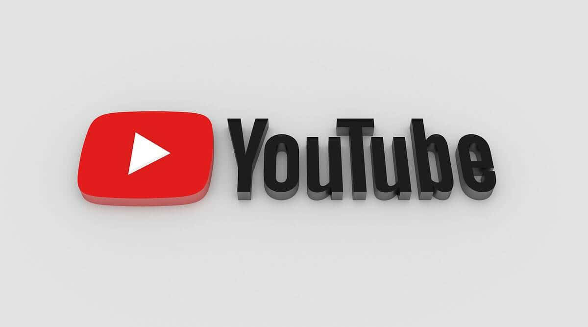 透過YouTube開啟完整的影片觀賞體驗 壁紙 — YouTube 標誌，帶有標誌性的紅色播放按鈕和黑色文字，背景為純淺灰色。