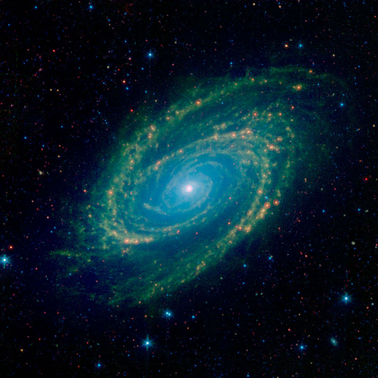 透過令人驚嘆的NASA星系探索外太空之美 壁紙 — 一個充滿活力的螺旋星系，帶有發光的藍色核心和綠色旋臂，在黑暗的宇宙背景下，在五彩繽紛的星場中旋轉。