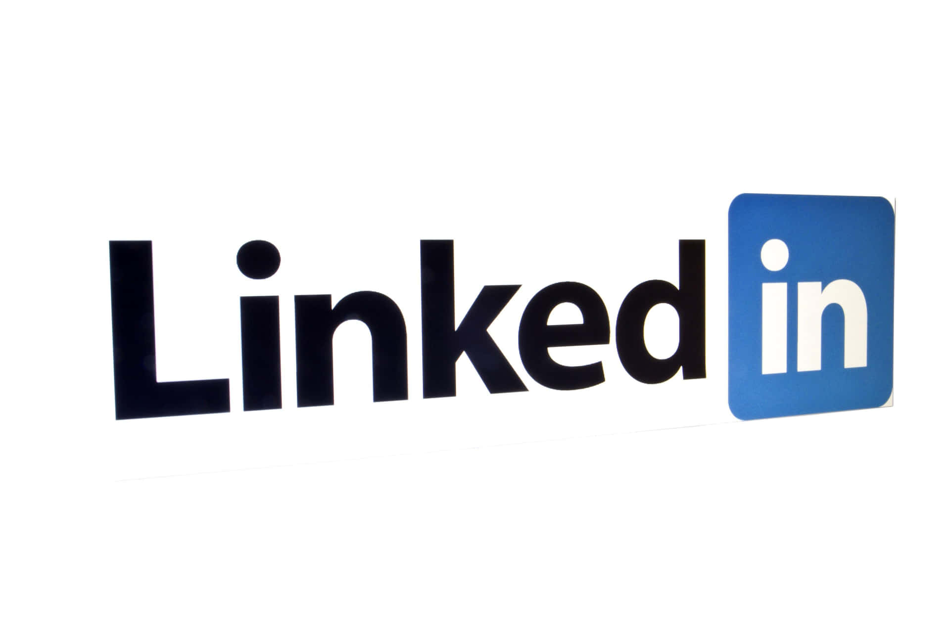 LinkedIn 標誌，黑色文字和藍色方形圖標，白色背景。