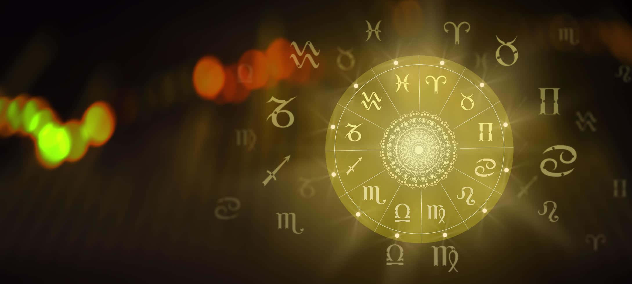 透過占星學找到你的完美配對 壁紙 — 一個發光的金色黃道輪在黑暗背景上散發光芒，伴隨著彩色散景燈光。