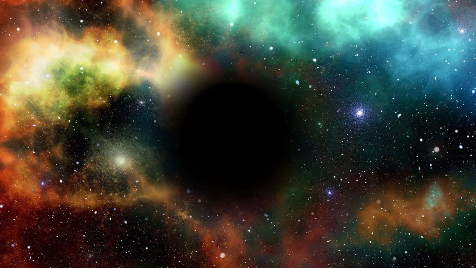 透過哈勃望遠鏡觀賞星系中心的黑洞 壁紙 — 一個宇宙黑洞，被火橙色、藍綠色和深藍色的漩渦星雲環繞，背景是星場。