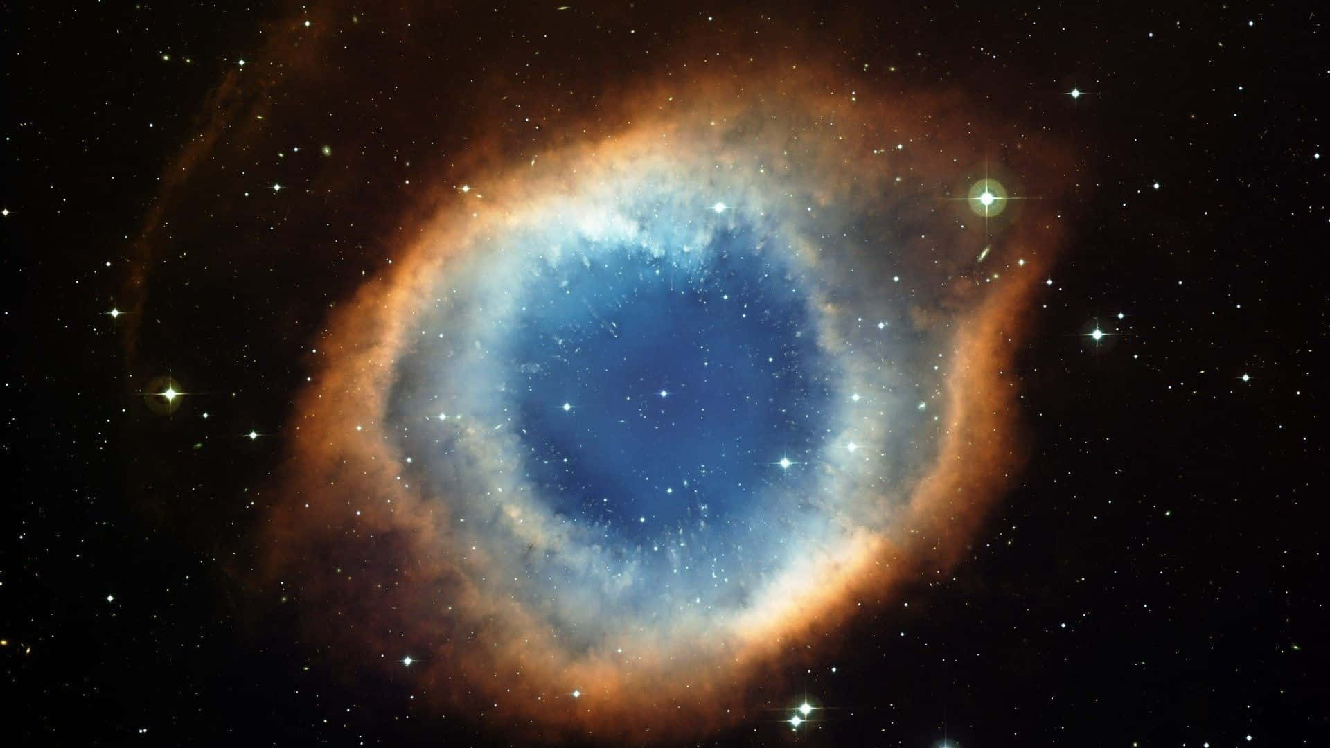 一個藍色和橙色的眼睛形狀星雲，被深空中的星星環繞。