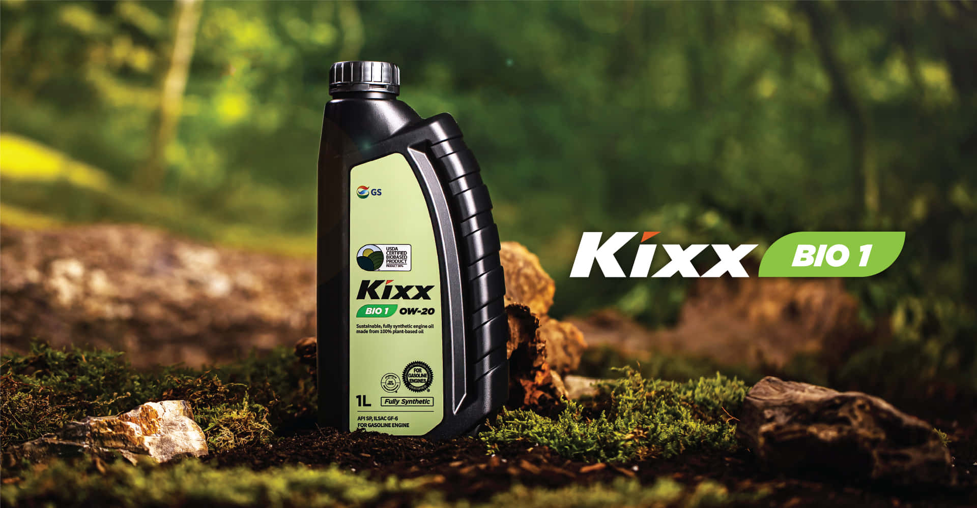 透過定期更換機油，保持引擎健康 壁紙 — 一個黑色Kixx BIO 1 0W-20機油瓶立在長滿苔蘚的森林地面上，背後有模糊的綠色樹木。