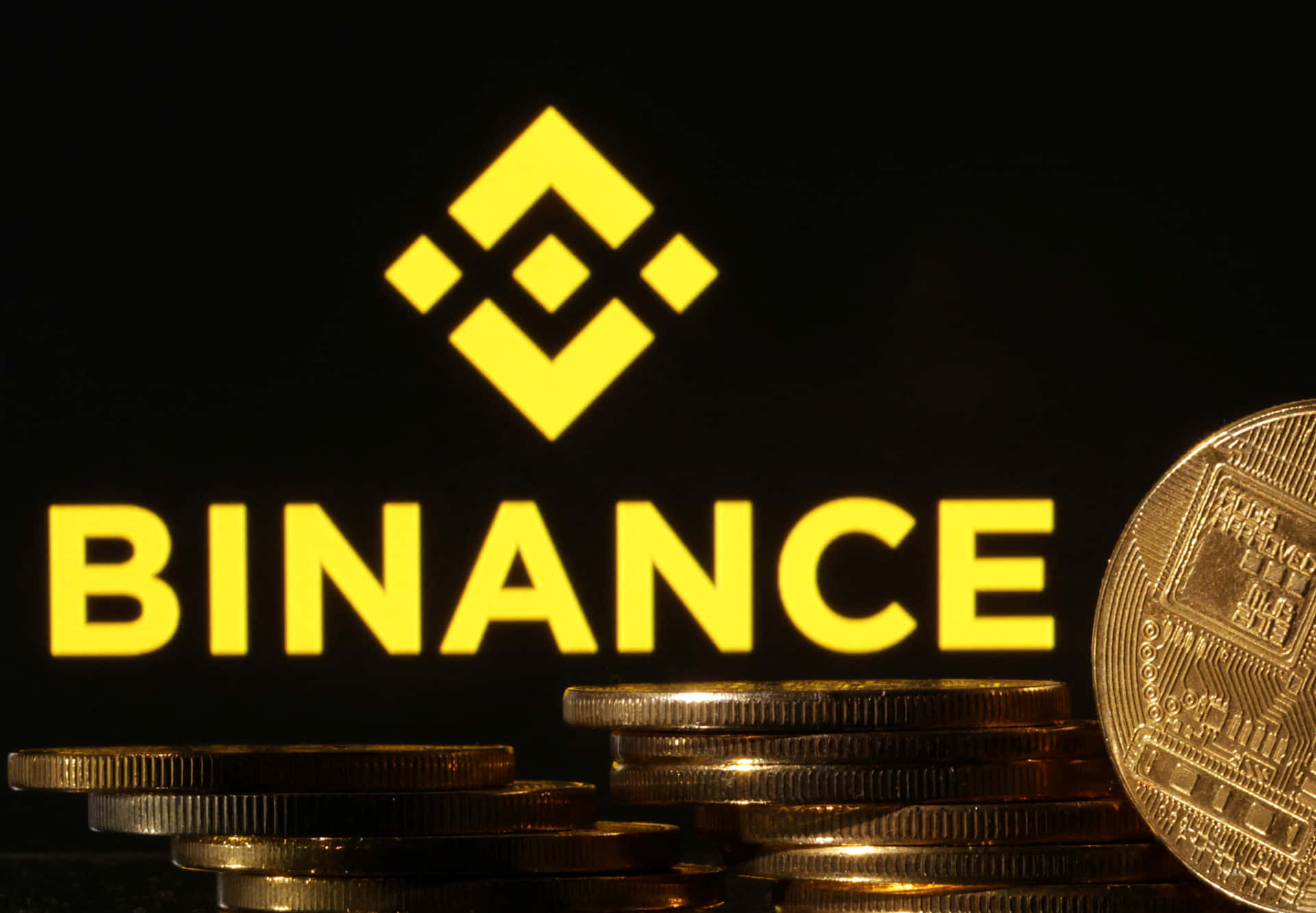 金幣堆疊，背後有發光的 Binance 標誌。