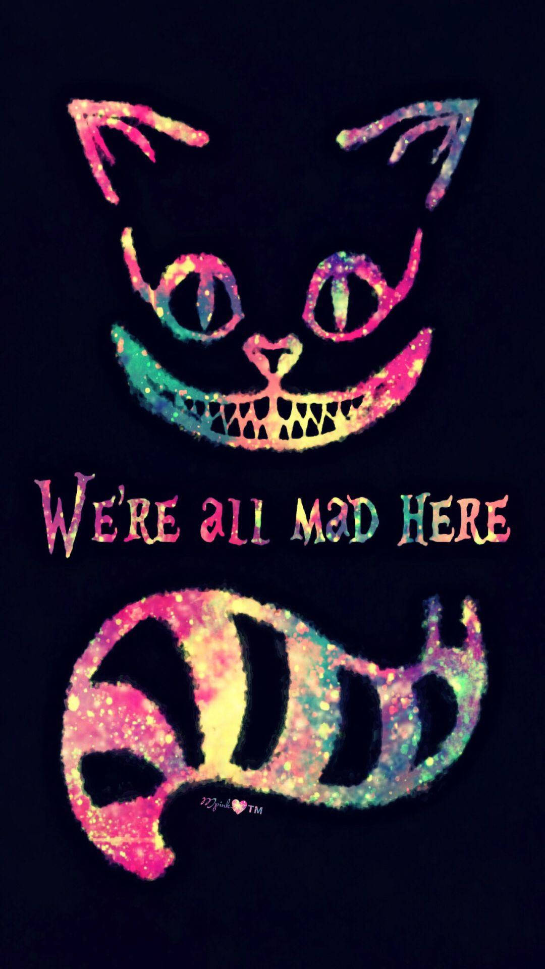 一隻色彩繽紛、閃閃發光的柴郡貓，帶有短語 We're all mad here。