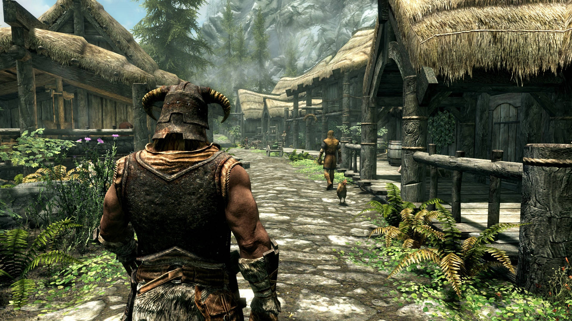 一個戴角盔的裝甲戰士走過一個有茅草屋頂和蕨類植物的鄉村奇幻村莊。