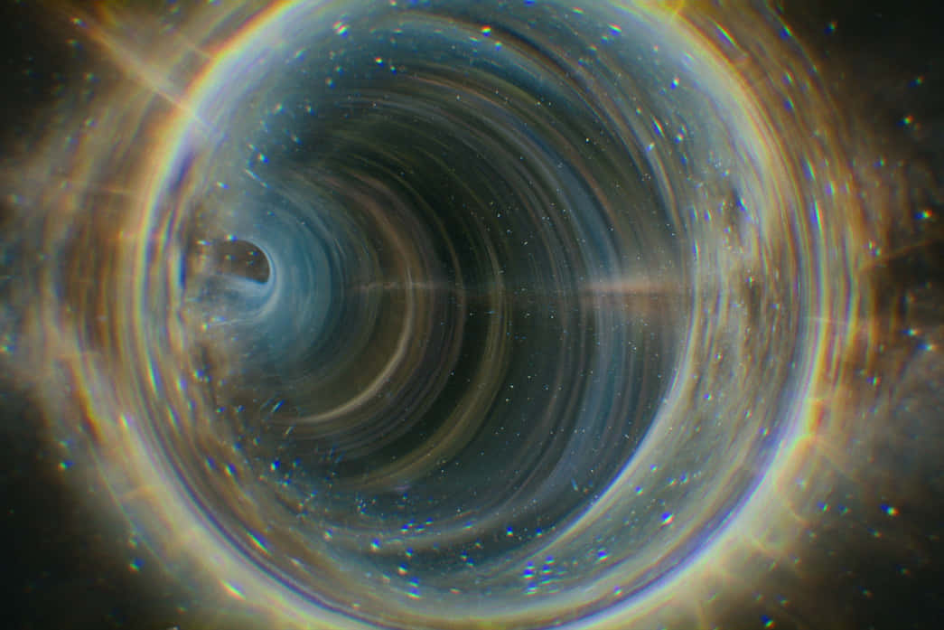 一個帶有發光吸積盤和星光條紋的黑洞。