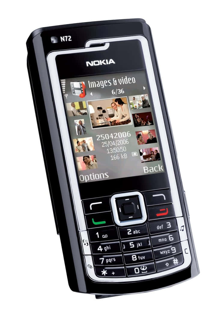 黑色 Nokia N72 手機在屏幕上顯示相片庫
