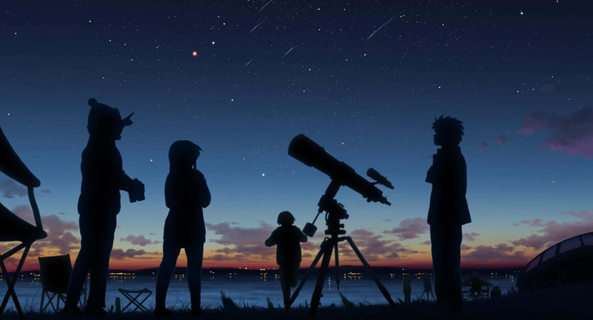 一群人在黃昏時分在水邊透過望遠鏡觀察流星。