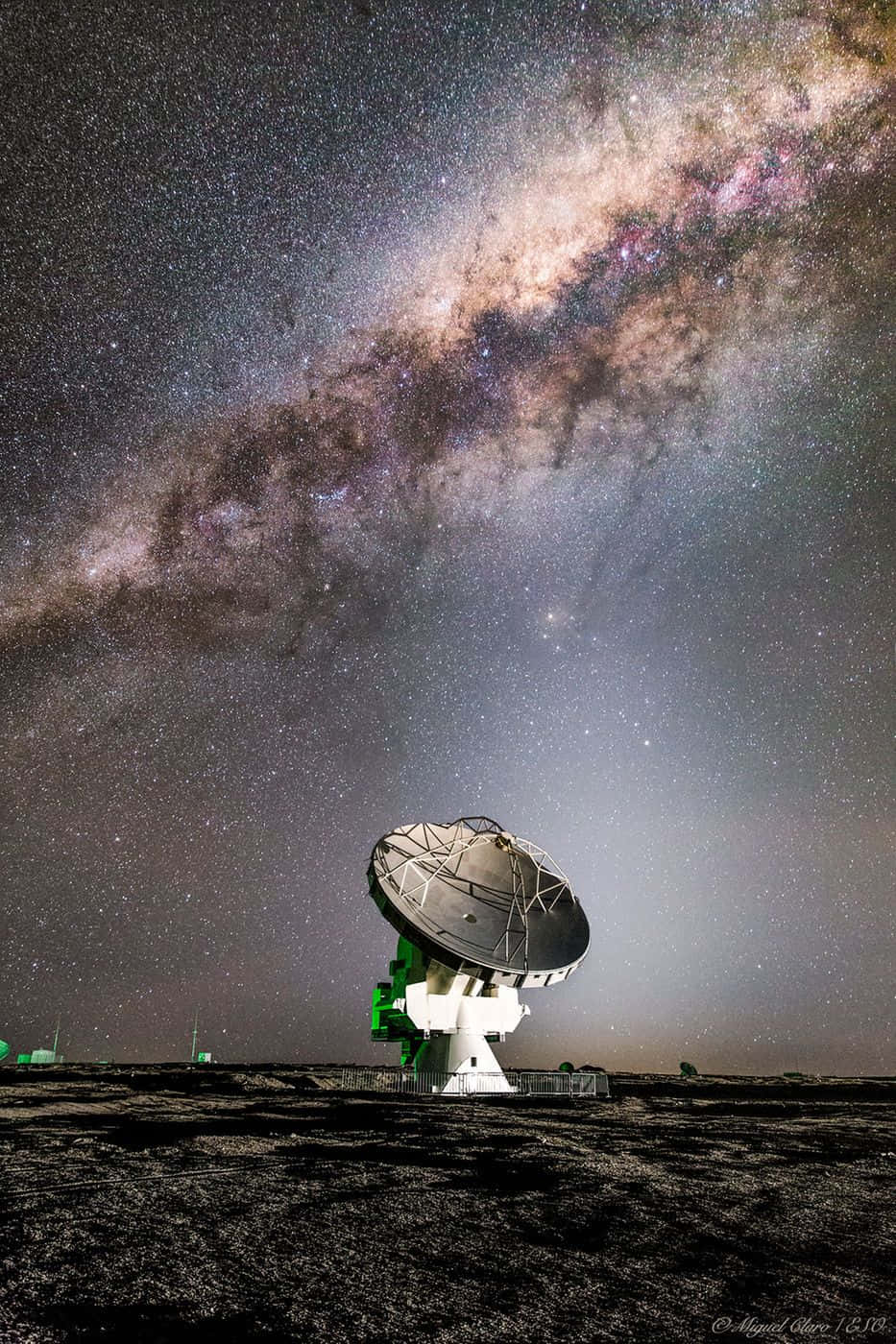沙漠夜晚銀河下的無線電望遠鏡