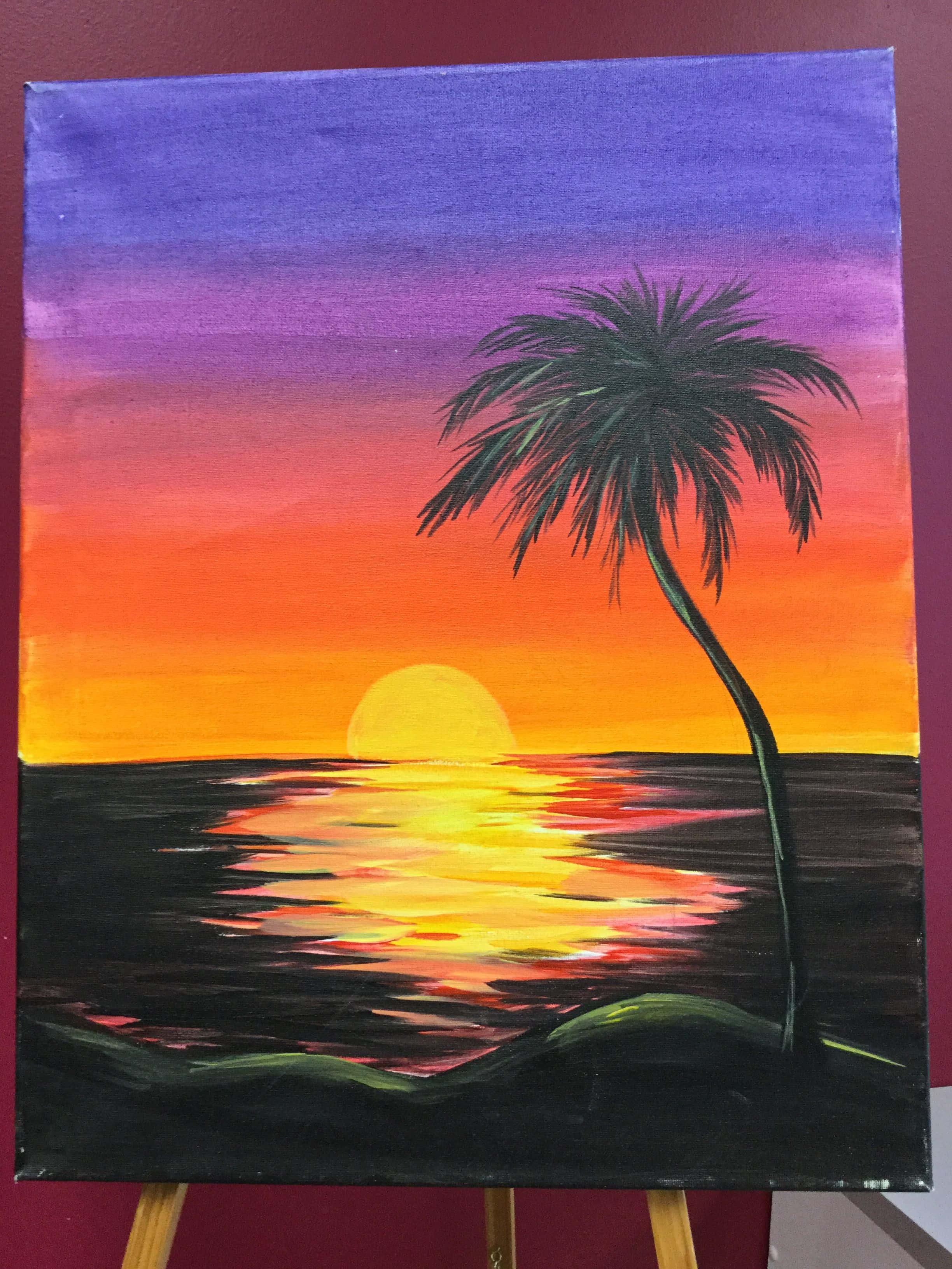 透過畫家筆觸欣賞自然之美 壁紙 — 一幅充滿活力的日落畫作，孤獨的棕櫚樹剪影映襯著紫色、橙色和黃色的漸變天空，倒映在暗色的水面上。