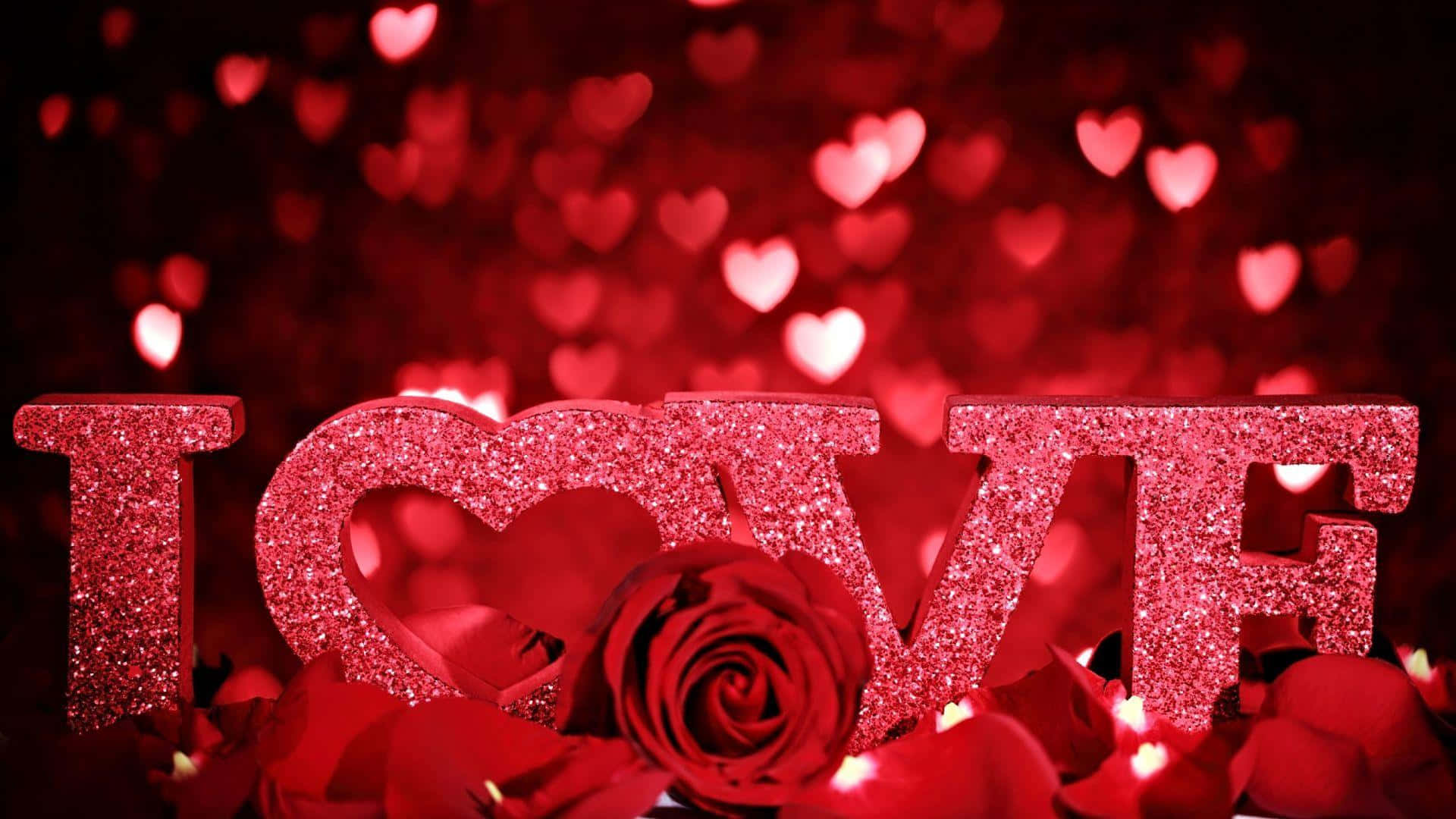 透過精緻玫瑰擁抱愛情 壁紙 — 閃亮的紅色LOVE字母，搭配玫瑰和花瓣，背景為心形散景。