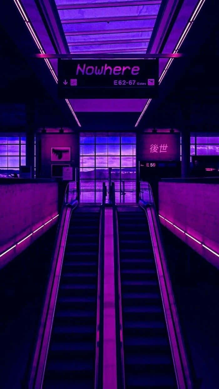 紫色霓虹地鐵站，電梯和寫著 Nowhere 的標誌。