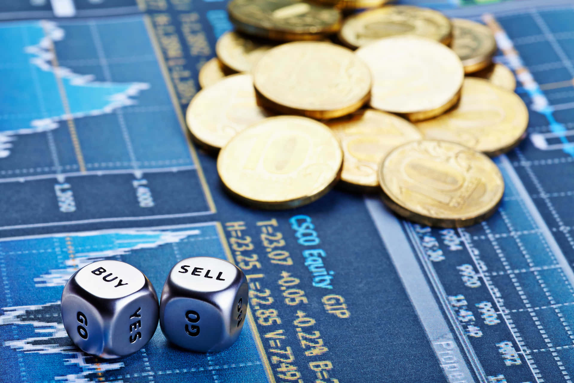 兩個標有「買入」和「賣出」的骰子放在帶有金色硬幣的金融圖表上。