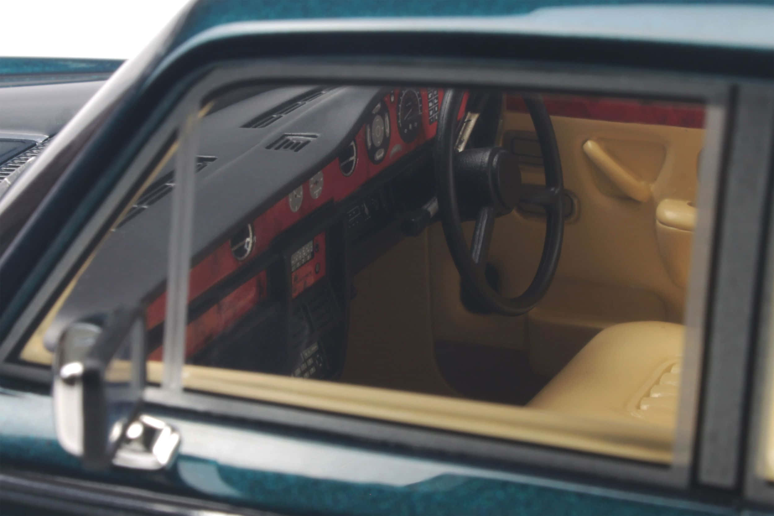 Bentley T2 桌布 壁紙 — 透過車窗的特寫視角，展示帶有紅色點綴和奶油色皮革座椅的復古儀表板。