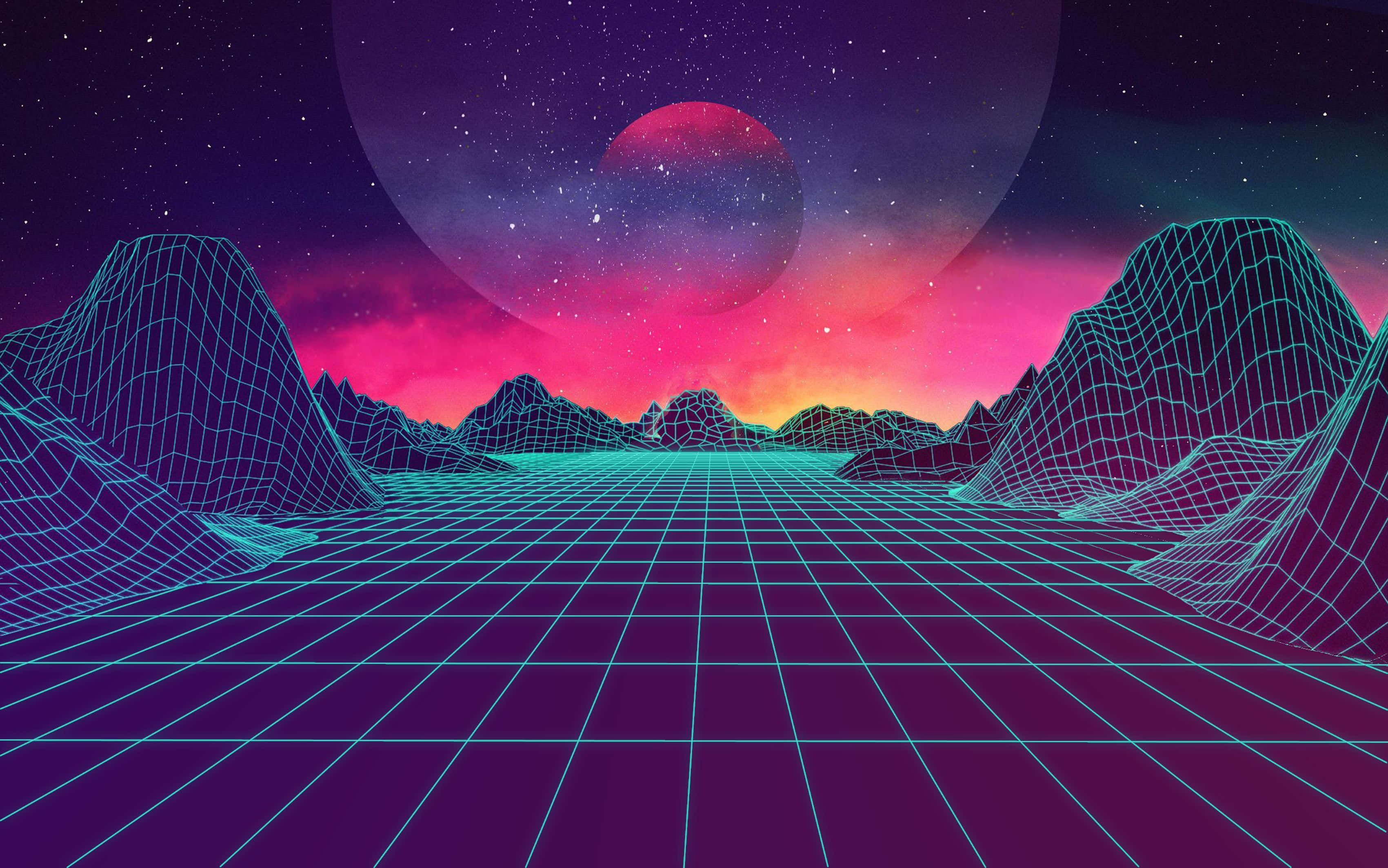 透過這幅八十年代霓虹場景，重返記憶之旅 壁紙 — 一個霓虹網格在繁星點點的紫色天空下，向著發光的線框山脈延伸，伴隨著粉紅色的日落和漂浮的行星。