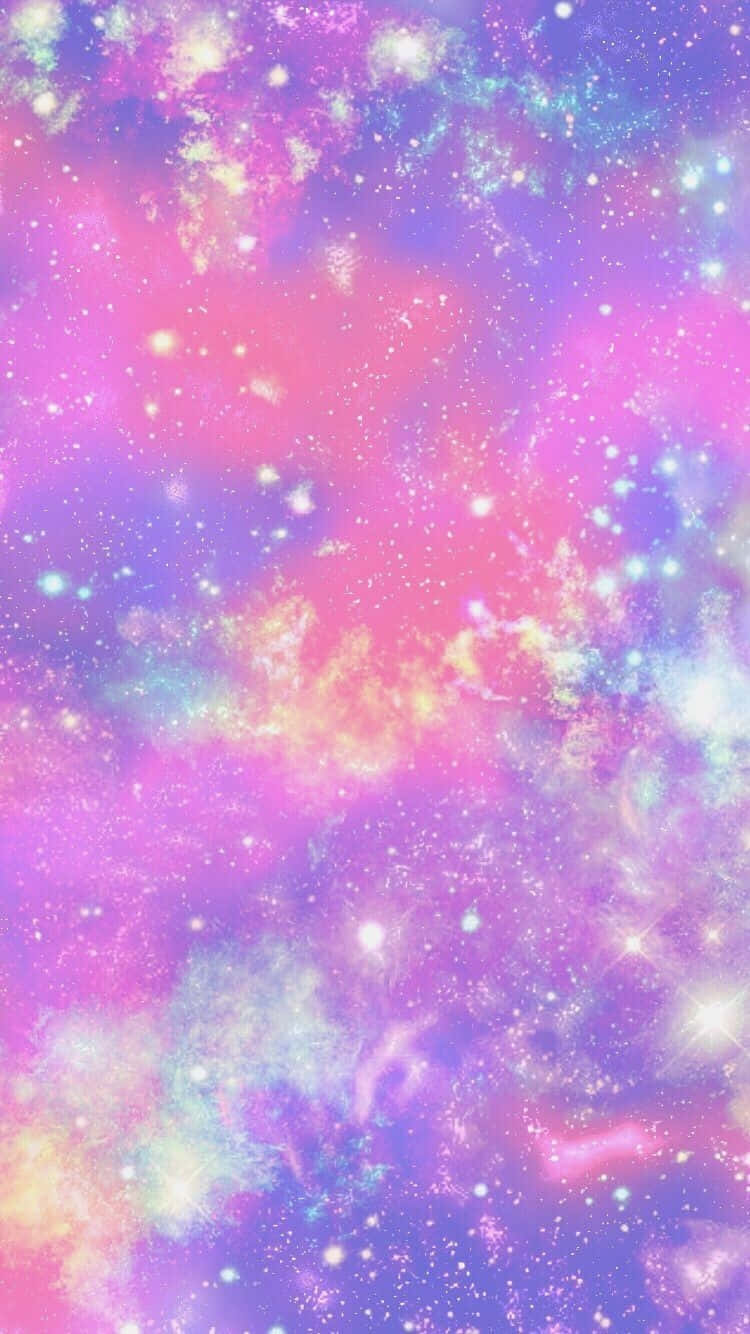 透過這幅可愛粉彩星系壁紙，欣賞宇宙的色彩 壁紙 — 一個充滿活力的宇宙星雲，以粉紅、紫色和藍色調旋轉，點綴著閃爍的星星，背景是夢幻般的銀河。