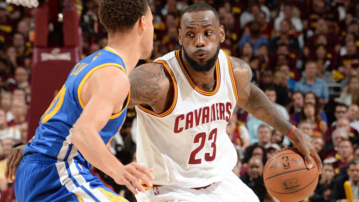 透過這幅有趣的NBA卡通追蹤所有精彩賽事！ 壁紙 — 勒邦占士身穿白色騎士隊球衣，在滿座觀眾面前的一場激烈籃球比賽中，越過一名身穿藍色球衣的防守球員。