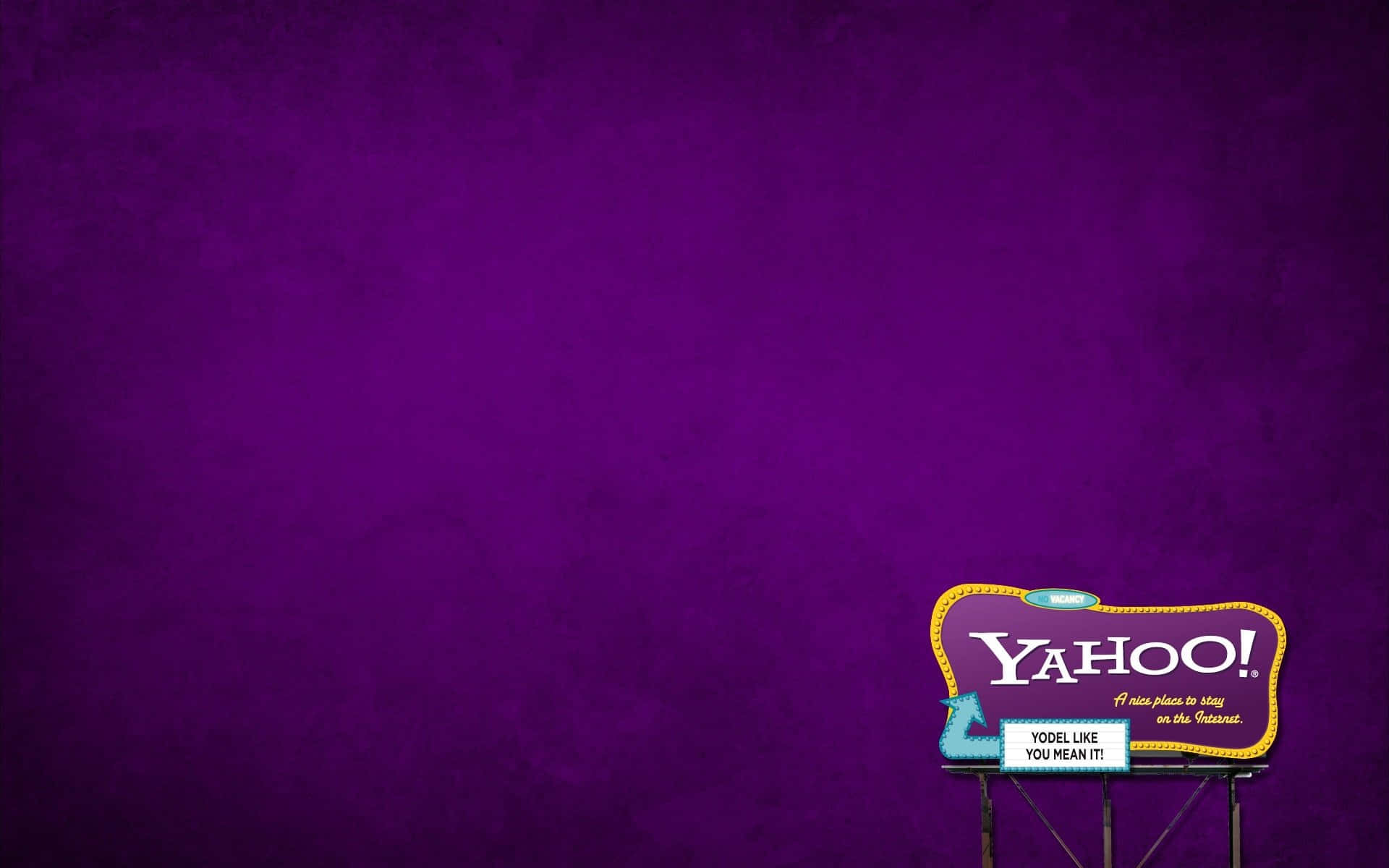 Yahoo!廣告牌，帶有藍色約德爾吉祥物，背景為紫色紋理。