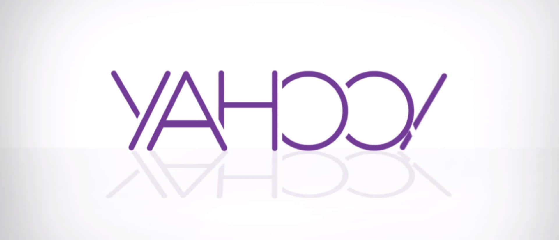 白色背景上帶有倒影嘅紫色Yahoo標誌。