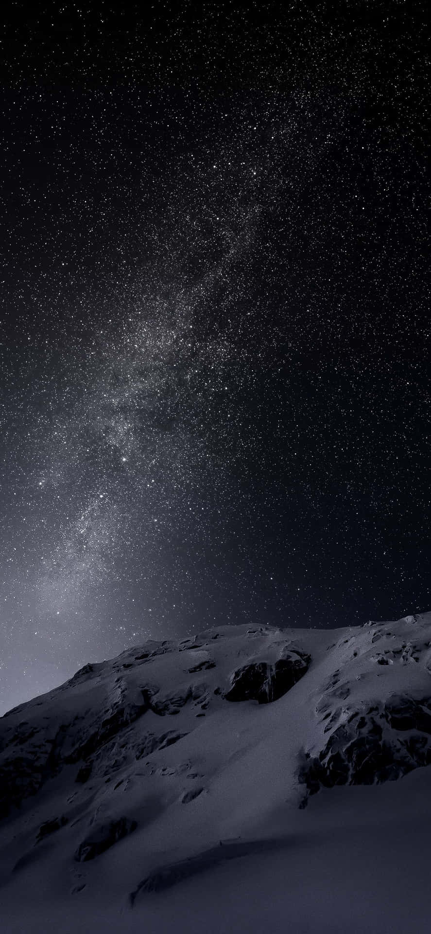 這些銀河中的星星 壁紙 — 喺令人嘆為觀止嘅星空下，一條被雪覆蓋嘅山脊，銀河喺上空彎曲。