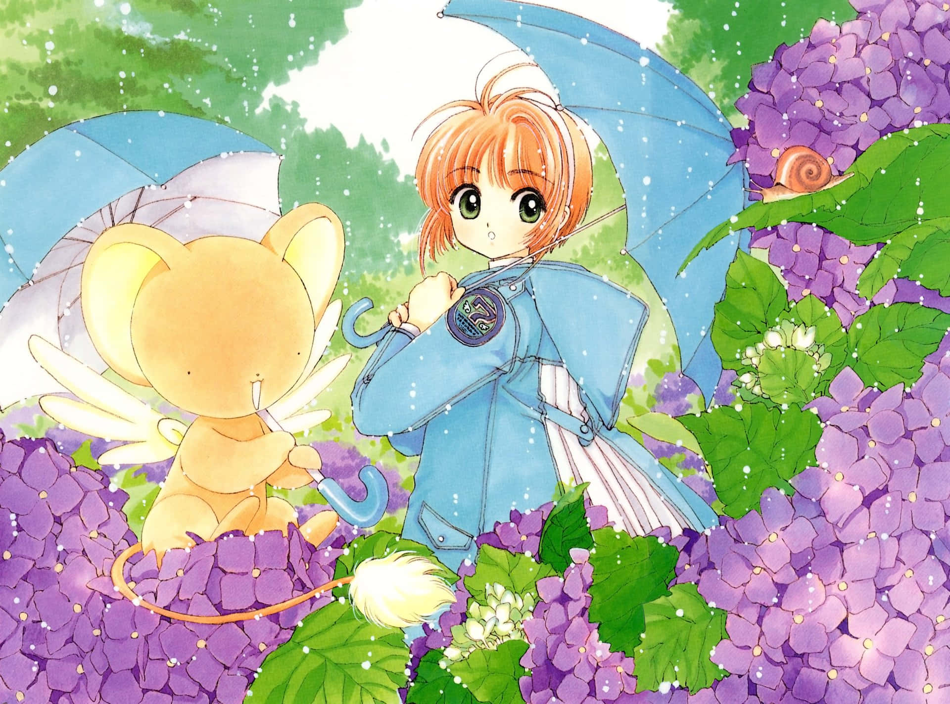 這位小女孩即將展開魔法冒險！ 壁紙 — 一個橙色頭髮、穿著藍色外套的年輕女孩，在紫色繡球花叢中，於微雨中拿著雨傘，旁邊有一隻黃色有翼生物。
