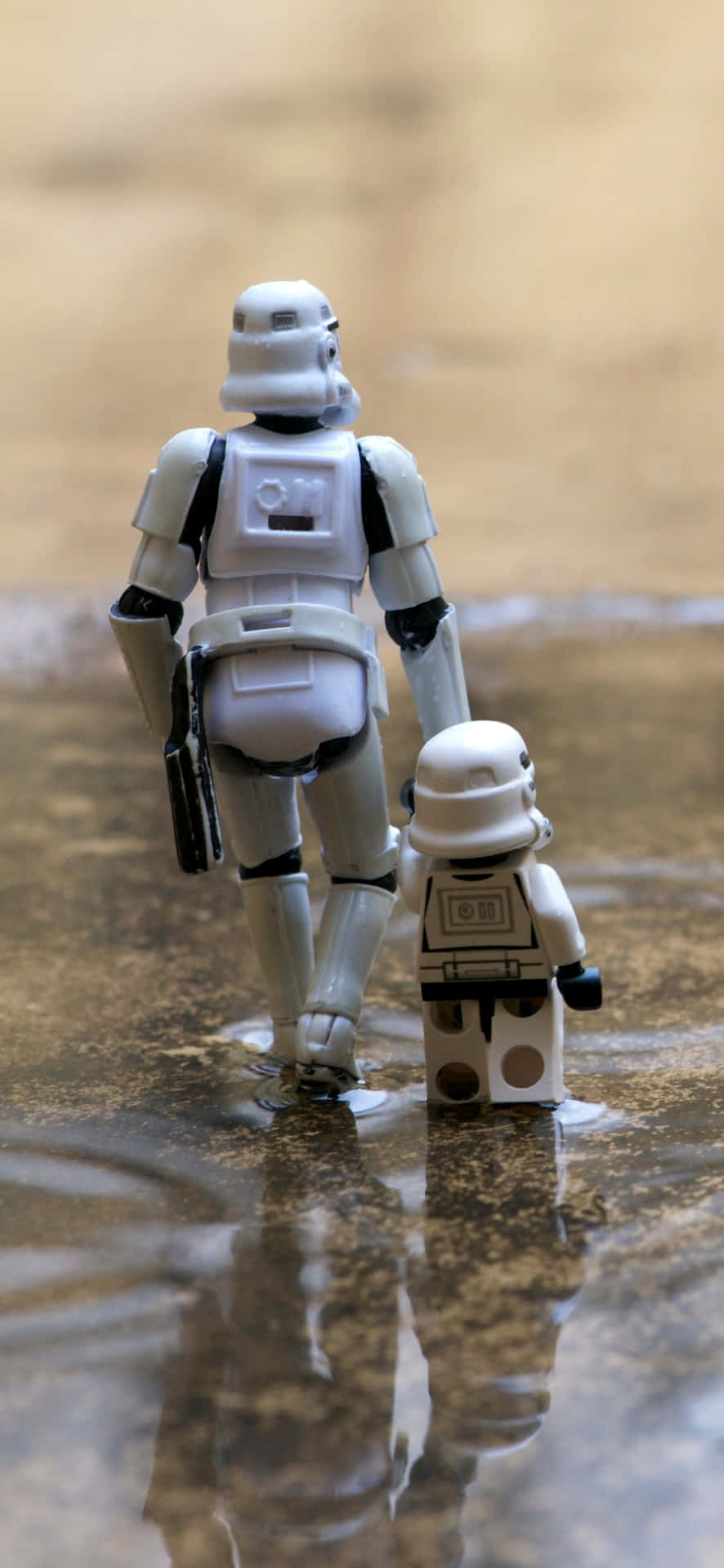 兩個 LEGO 風暴兵在淺水中行走，帶有倒影。