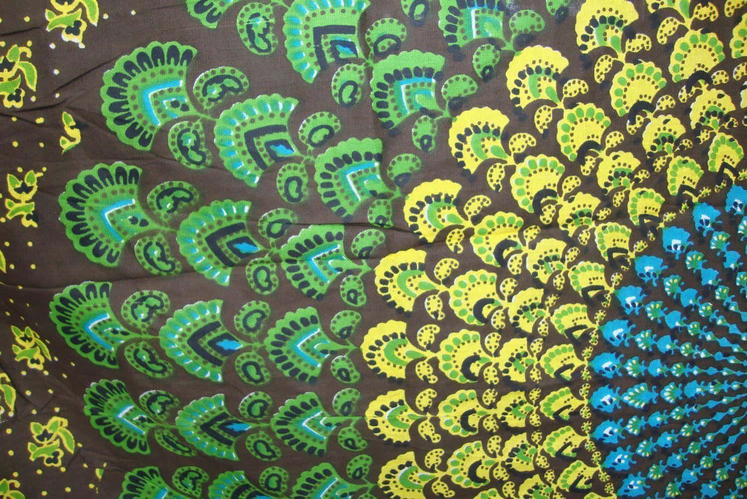 這幅嬉皮背景描繪美麗的午夜天空、和平與和諧 壁紙 — 充滿活力的孔雀羽毛圖案，以綠色、黃色和藍色點綴在深棕色布料上，搭配大膽的幾何圖案。
