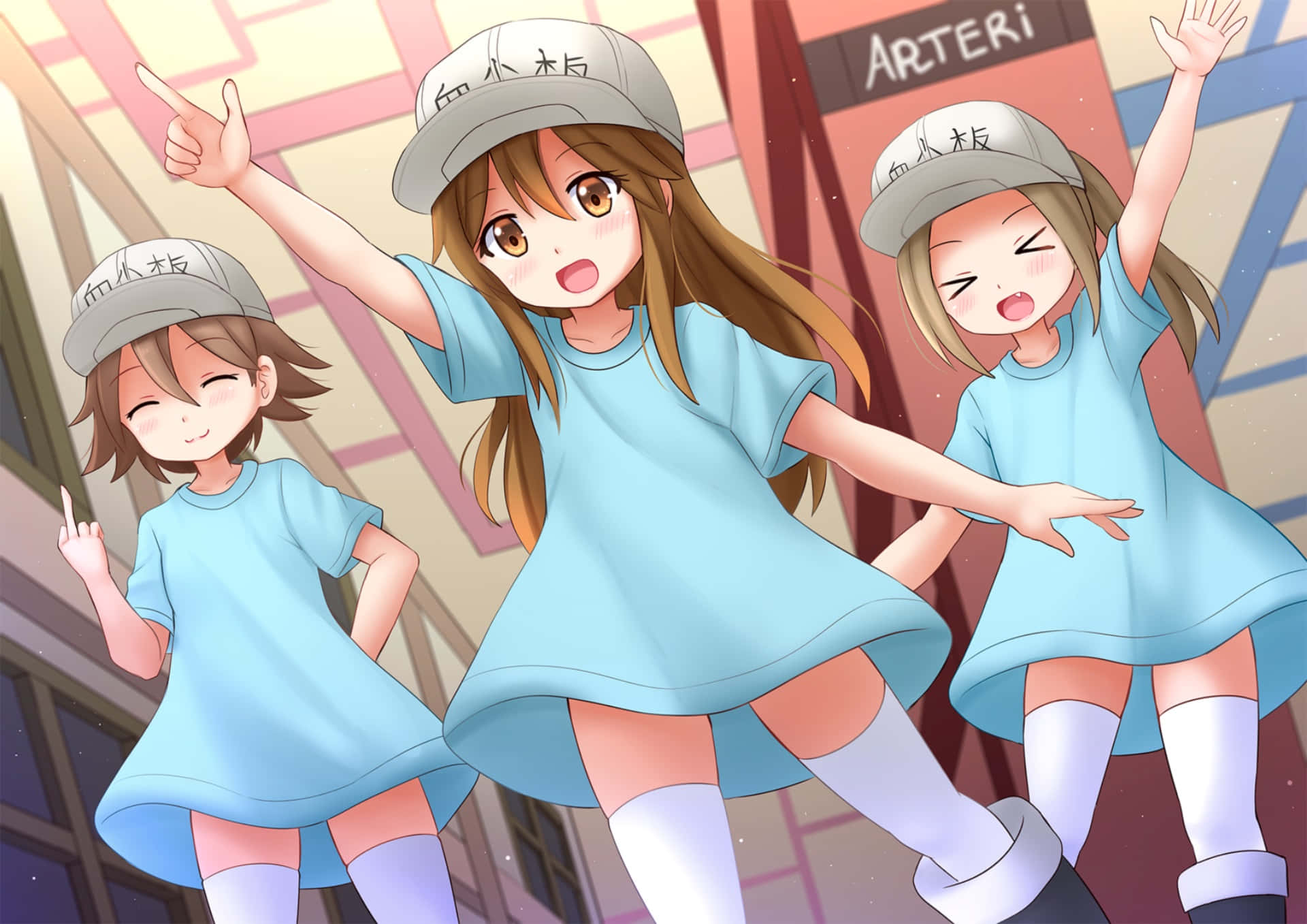 這是你的身體引擎室——《Cells at Work!》 壁紙 — 三個穿著相配藍色服裝和帽子的開朗動畫女孩，在色彩繽紛的城市背景下擺出俏皮的姿勢。