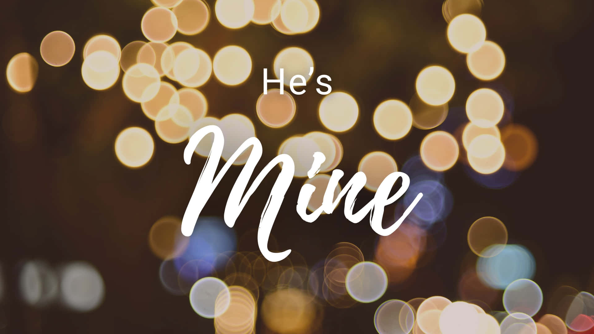「這是我的」愛之語句 壁紙 — 「He's Mine」這句短語以優雅的白色字體在金色和藍色散景燈光的夢幻背景下發光。