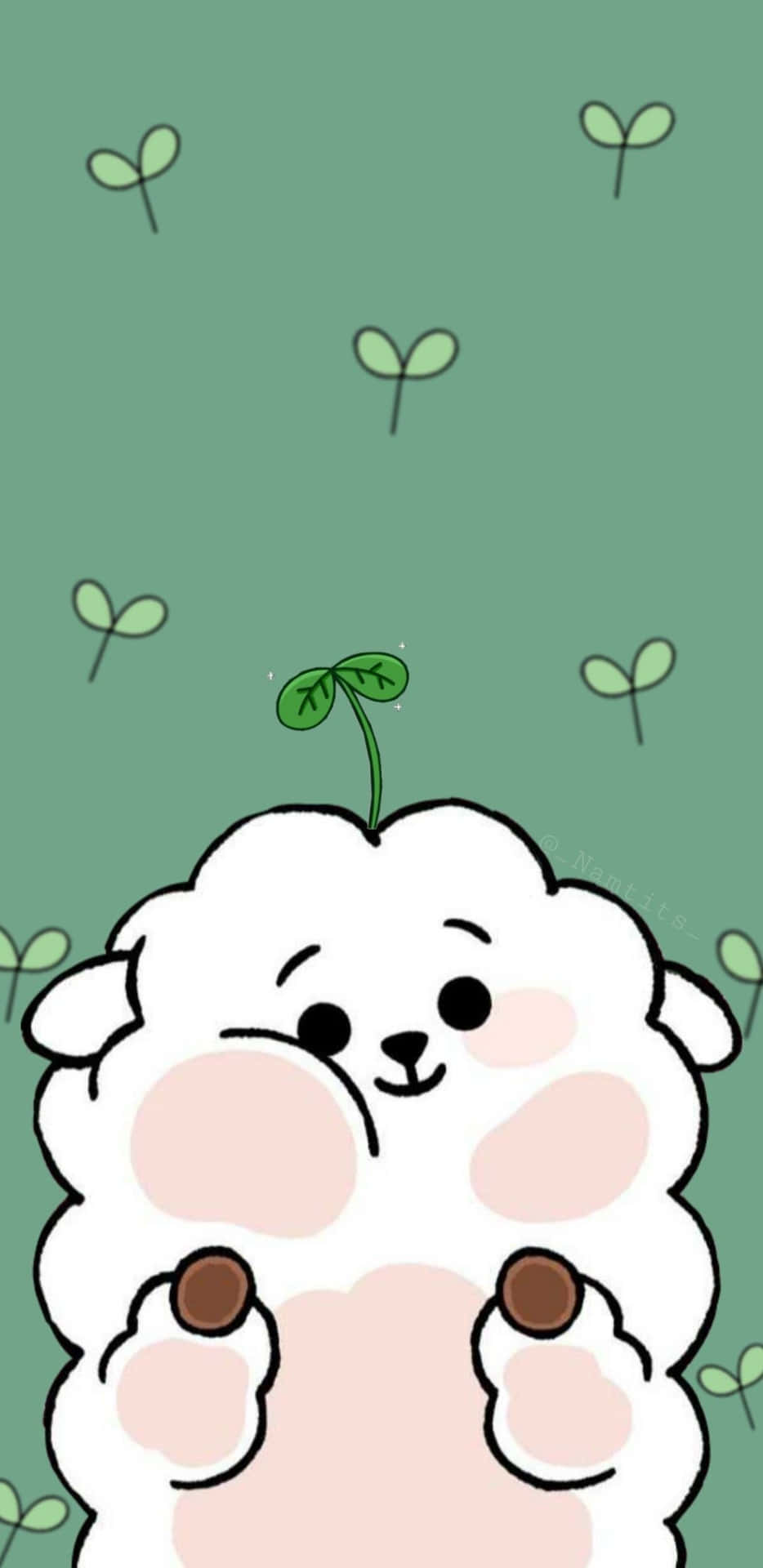 一隻可愛的卡通綿羊，頭上有嫩芽，在綠色背景上微笑。