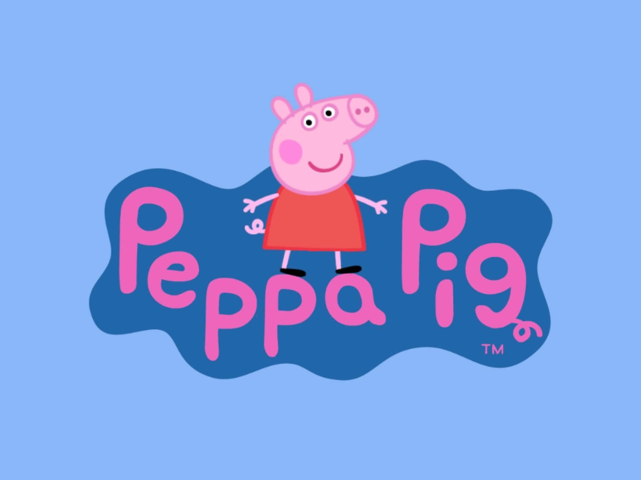 這隻小豬準備迎接任何挑戰！ 壁紙 — Peppa Pig 卡通角色愉快地站在她節目的粉紅色標誌上，背景為淺藍色。
